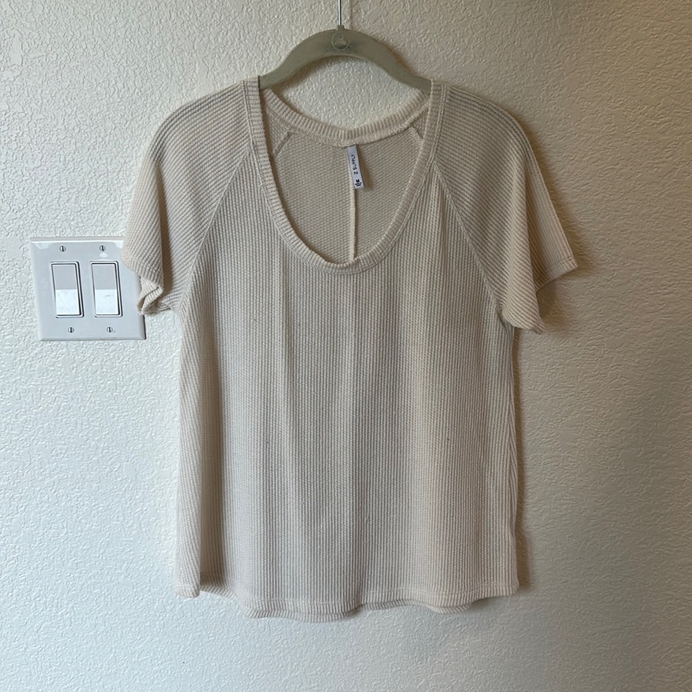 Short sleeve white knit shirt. Size M